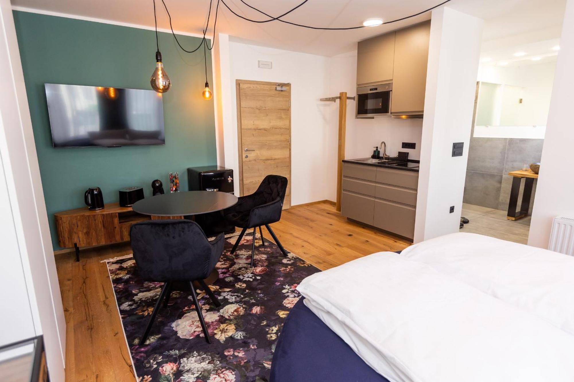 Kavenija Apartmaji - Free Parking Maribor Buitenkant foto